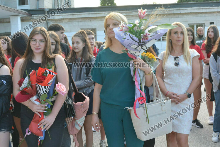 Първи звънец за 84 първокласници в хасковското СУ „Васил Левски“