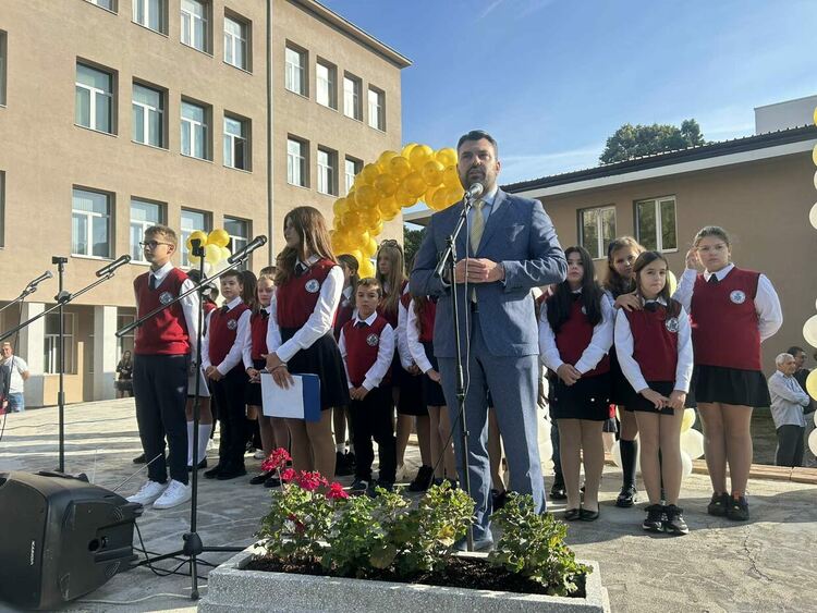 Кметът на община Перник Станислав Владимиров откри новата учебна година