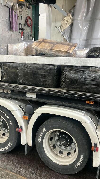 Задържаха рекордно количество от близо 740 кг марихуана за над 11,8 млн. лв. в тир