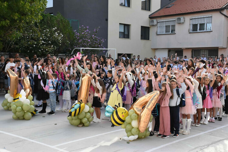 В ОУ „Св. Климент Охридски“ вместо букети дариха средства за деца в нужда