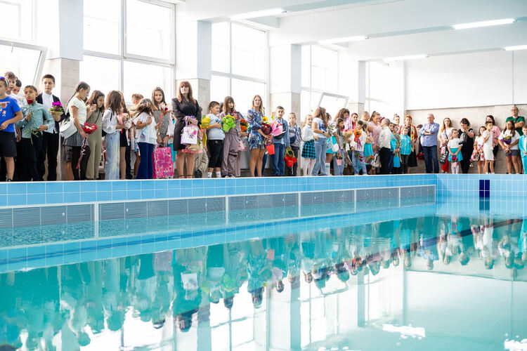 В първия учебен ден кметът на Община Перник Станислав Владимиров откри и ремонтирания плувен басейн в X ОУ „Алеко Константинов“ 