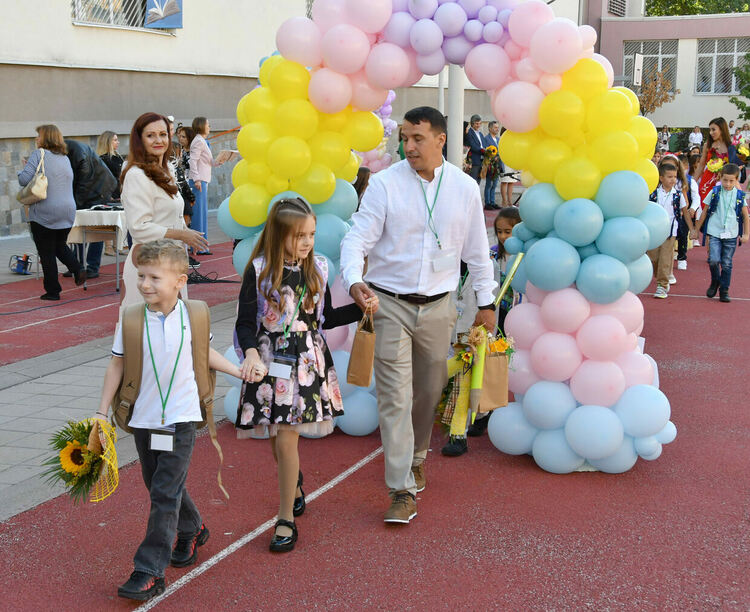 112 първокласници посрещна ОУ „Иван Рилски“, откриха нов СТЕМ център