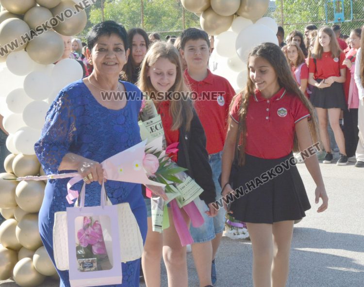 Първи звънец за 84 първокласници в хасковското СУ „Васил Левски“