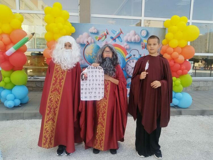 ОУ „Шандор Петьофи“ оживя с Кирил и Методий, Паисий и съвременно дете