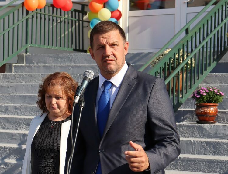 Кметът Станислав Дечев и първокласници прерязаха лентата на обновеното училище „Никола Вапцаров“ 