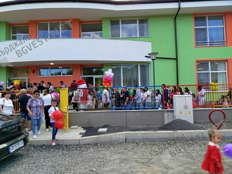 В първия учебен ден кметът Ерол Мюмюн откри новата детска градина в кв. „Възрожденци”