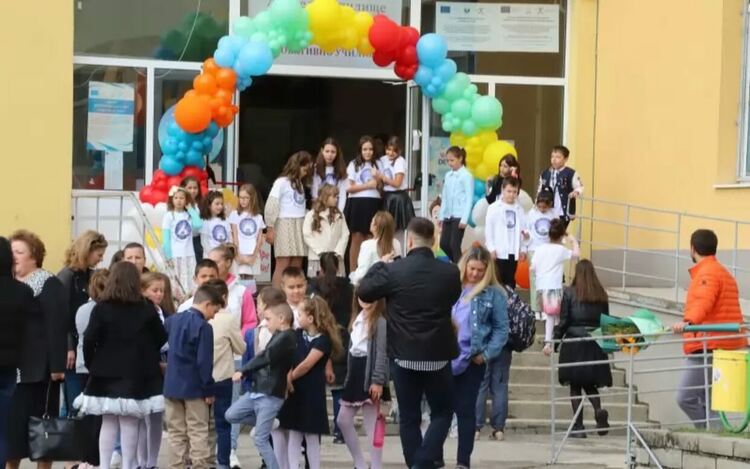 Първолаците т.г. за около 55 000.