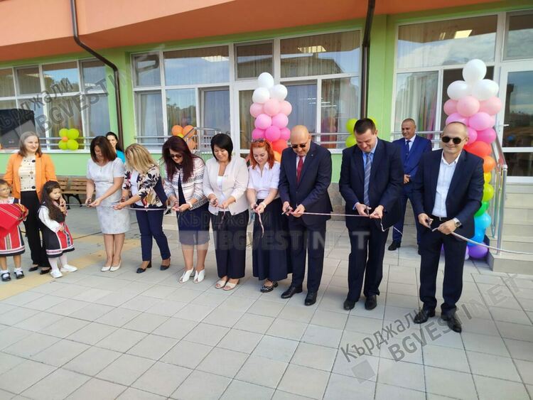 В първия учебен ден кметът Ерол Мюмюн откри новата детска градина в кв. „Възрожденци”