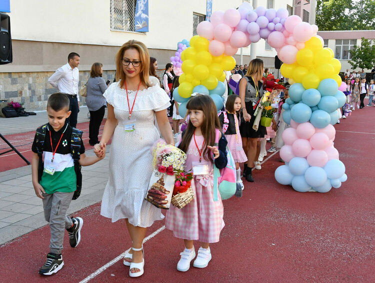 112 първокласници посрещна ОУ „Иван Рилски“, откриха нов СТЕМ център  