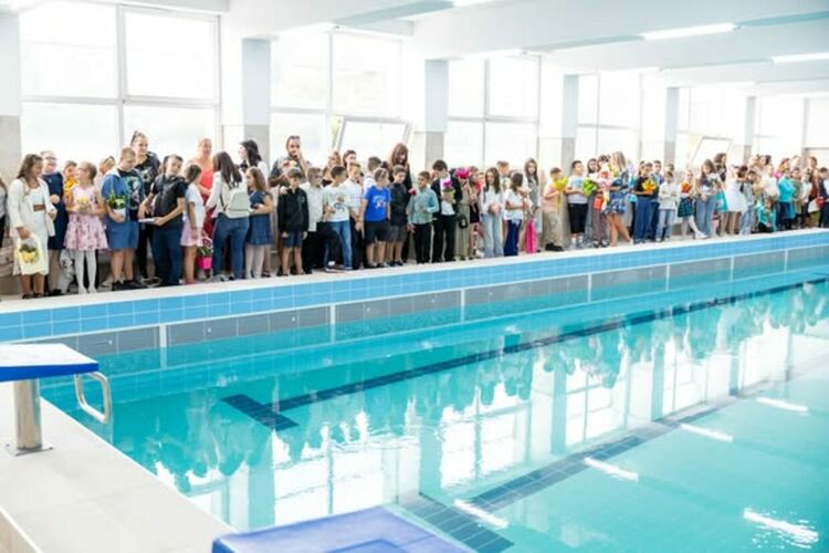 В първия учебен ден кметът на Община Перник Станислав Владимиров откри и ремонтирания плувен басейн в X ОУ „Алеко Константинов“ 