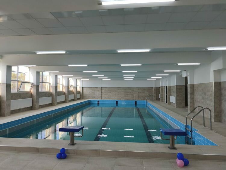 В първия учебен ден кметът на Община Перник Станислав Владимиров откри и ремонтирания плувен басейн в X ОУ „Алеко Константинов“ 