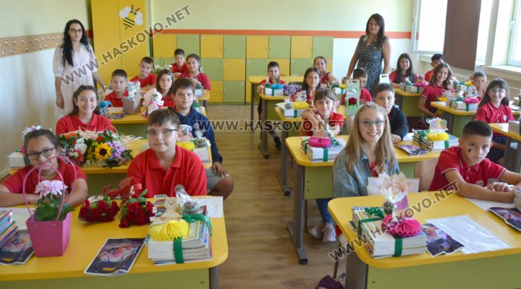 Първи звънец за 84 първокласници в хасковското СУ „Васил Левски“