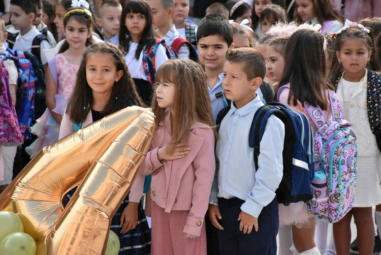 В ОУ „Св. Климент Охридски“ вместо букети дариха средства за деца в нужда