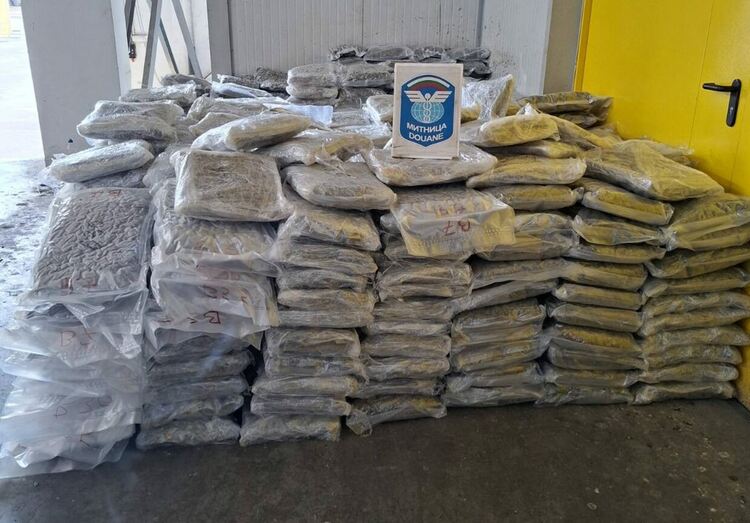 Задържаха рекордно количество от близо 740 кг марихуана за над 11,8 млн. лв. в тир