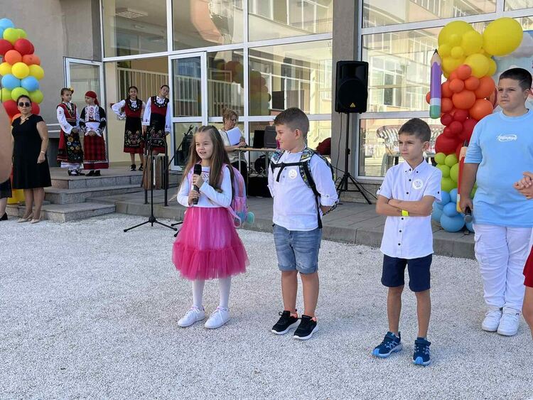 ОУ „Шандор Петьофи“ оживя с Кирил и Методий, Паисий и съвременно дете