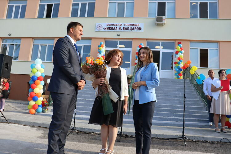 Кметът Станислав Дечев и първокласници прерязаха лентата на обновеното училище „Никола Вапцаров“ 