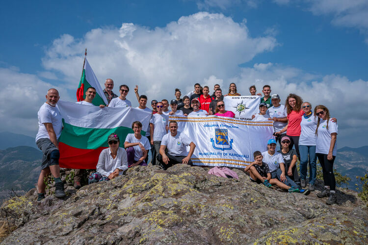 Ще се видим на Бездивен. Походът до връх Бездивен събра туристи от цялата страна