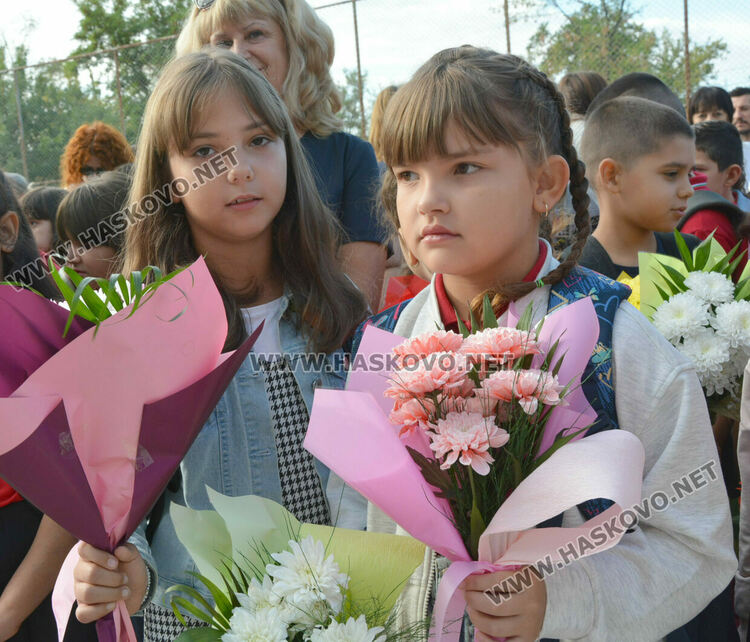 Първи звънец за 84 първокласници в хасковското СУ „Васил Левски“
