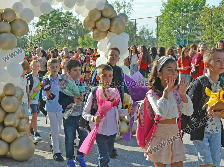 Първи звънец за 84 първокласници в хасковското СУ „Васил Левски“