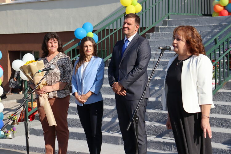 Кметът Станислав Дечев и първокласници прерязаха лентата на обновеното училище „Никола Вапцаров“ 