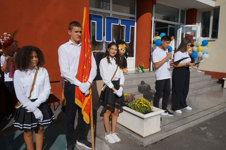 Усмивки и вдъхновение на старта на новата учебна година в ПГТ „Александър Паскалев“