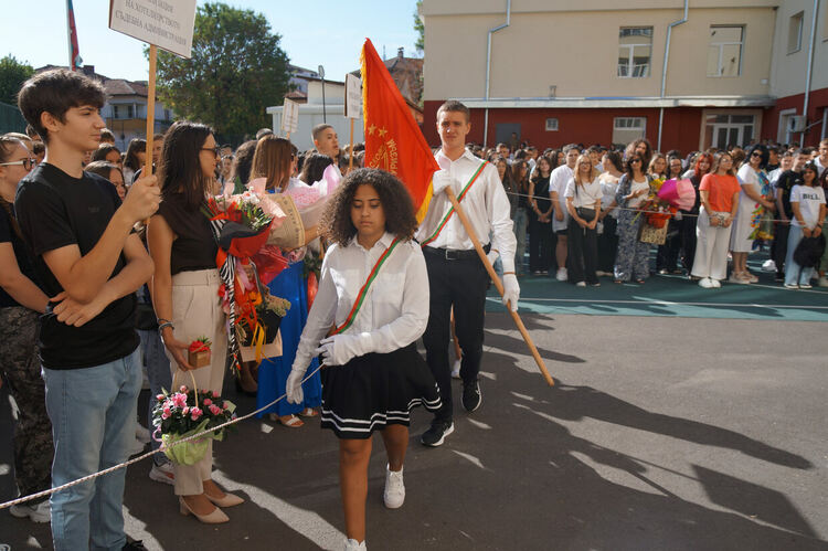 Усмивки и вдъхновение на старта на новата учебна година в ПГТ „Александър Паскалев“