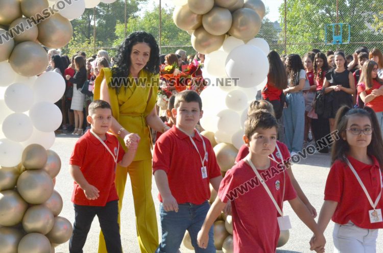 Първи звънец за 84 първокласници в хасковското СУ „Васил Левски“