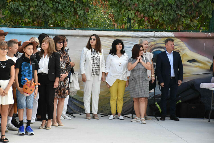 В ОУ „Св. Климент Охридски“ вместо букети дариха средства за деца в нужда