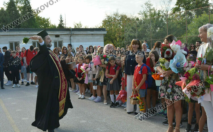 Първи звънец за 84 първокласници в хасковското СУ „Васил Левски“