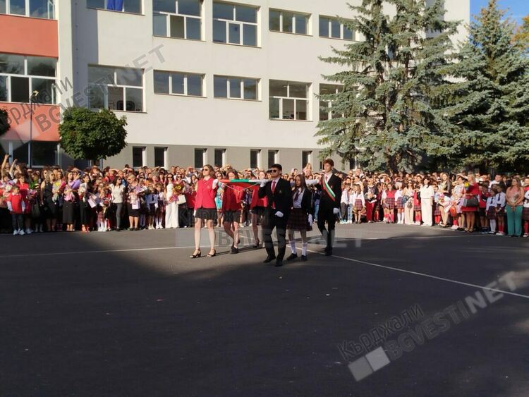 „Славейков“ посрещна 182 първокласници в първия учебен ден
