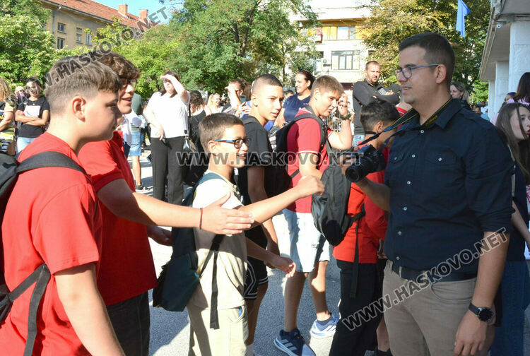 Първи звънец за 84 първокласници в хасковското СУ „Васил Левски“