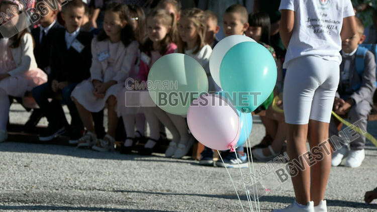 С две пълни паралелки първокласници и благотворителност стартира учебната година в  ОУ „Проф. Асен Златаров“