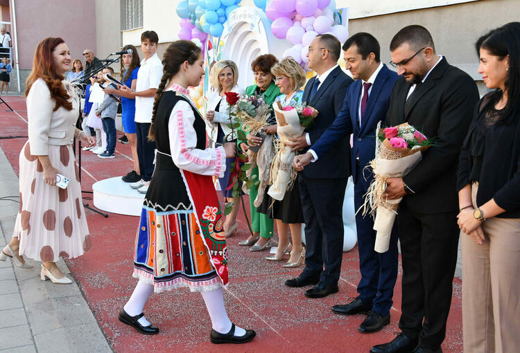 112 първокласници посрещна ОУ „Иван Рилски“, откриха нов СТЕМ център