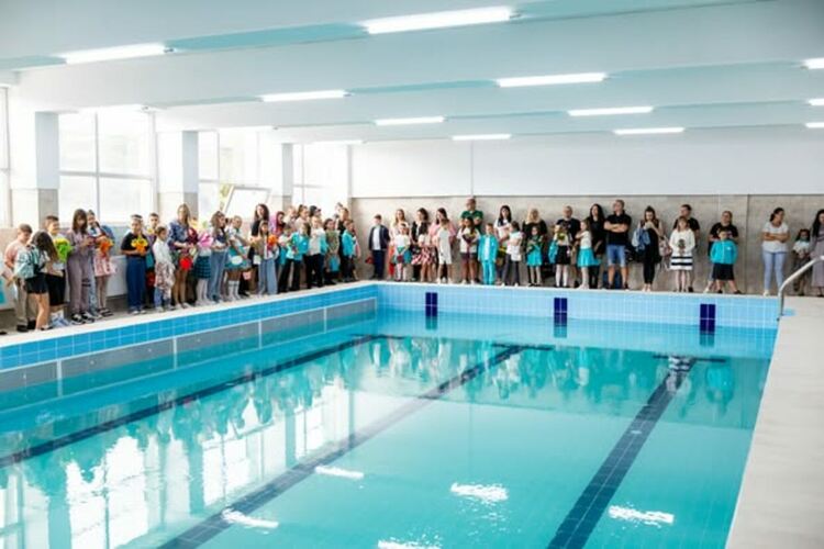 В първия учебен ден кметът на Община Перник Станислав Владимиров откри и ремонтирания плувен басейн в X ОУ „Алеко Константинов“ 