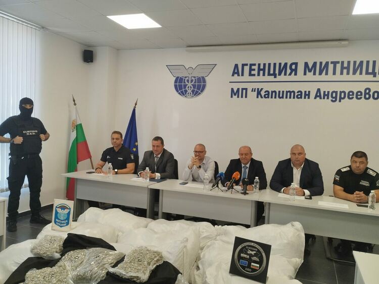 Снимки: Агенция „Митници“