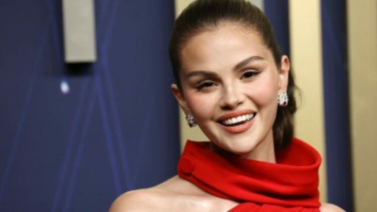 Есенната елегантност завладя червения килим на наградите „Еми“