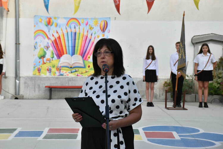 В ОУ „Св. Климент Охридски“ вместо букети дариха средства за деца в нужда