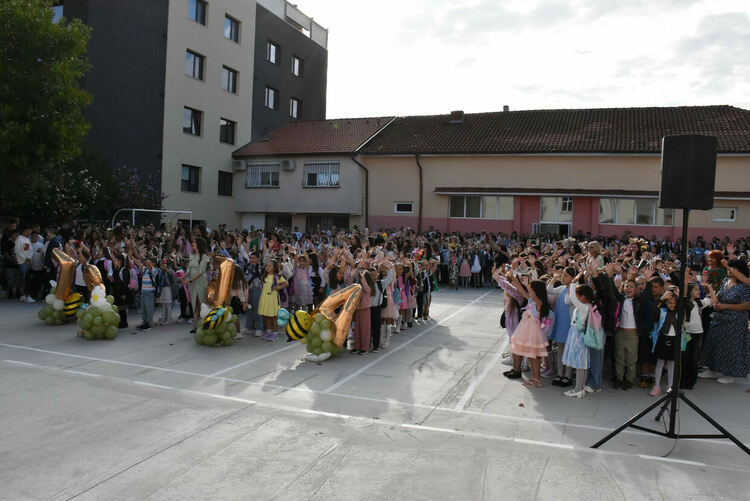 В ОУ „Св. Климент Охридски“ вместо букети дариха средства за деца в нужда