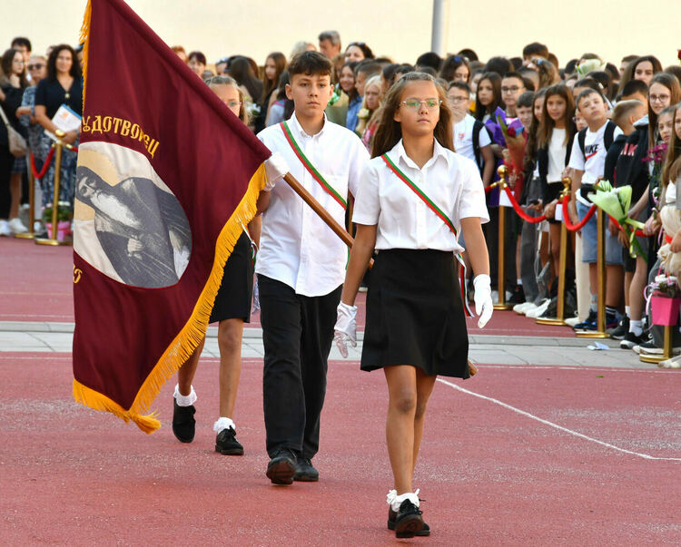 112 първокласници посрещна ОУ „Иван Рилски“, откриха нов СТЕМ център  