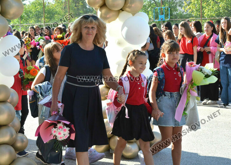 Първи звънец за 84 първокласници в хасковското СУ „Васил Левски“