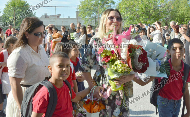 Първи звънец за 84 първокласници в хасковското СУ „Васил Левски“