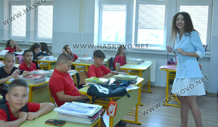 Първи звънец за 84 първокласници в хасковското СУ „Васил Левски“