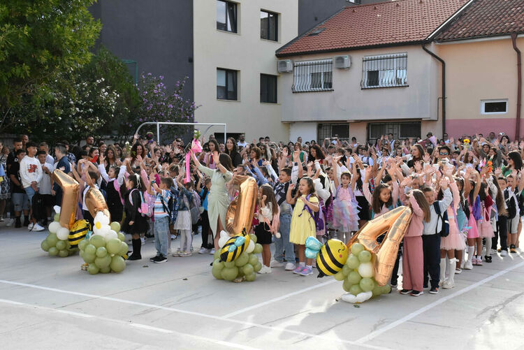 В ОУ „Св. Климент Охридски“ вместо букети дариха средства за деца в нужда