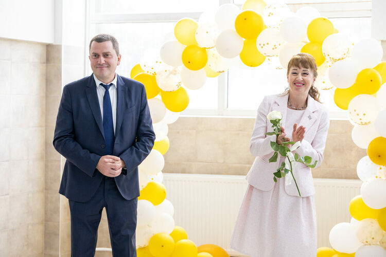 В първия учебен ден кметът на Община Перник Станислав Владимиров откри и ремонтирания плувен басейн в X ОУ „Алеко Константинов“ 