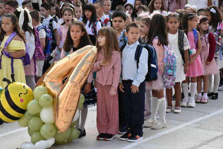 В ОУ „Св. Климент Охридски“ вместо букети дариха средства за деца в нужда