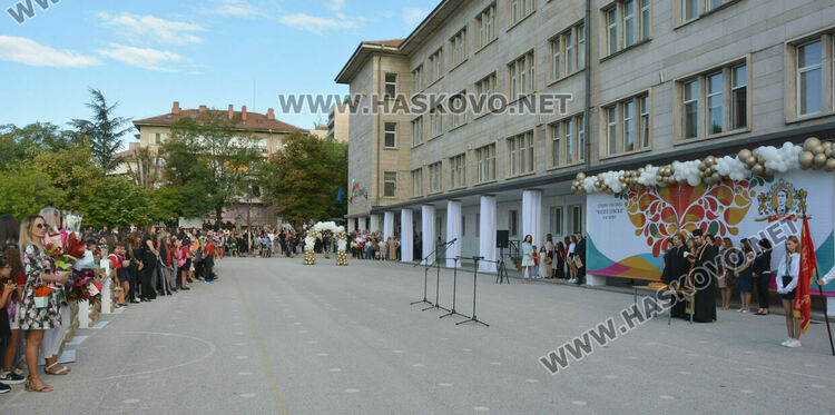 Първи звънец за 84 първокласници в хасковското СУ „Васил Левски“