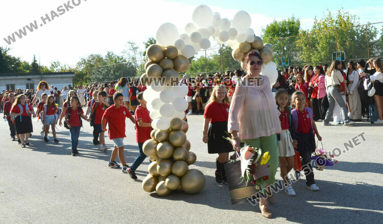 Първи звънец за 84 първокласници в хасковското СУ „Васил Левски“