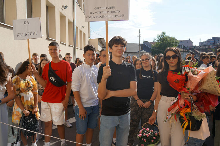 Усмивки и вдъхновение на старта на новата учебна година в ПГТ „Александър Паскалев“