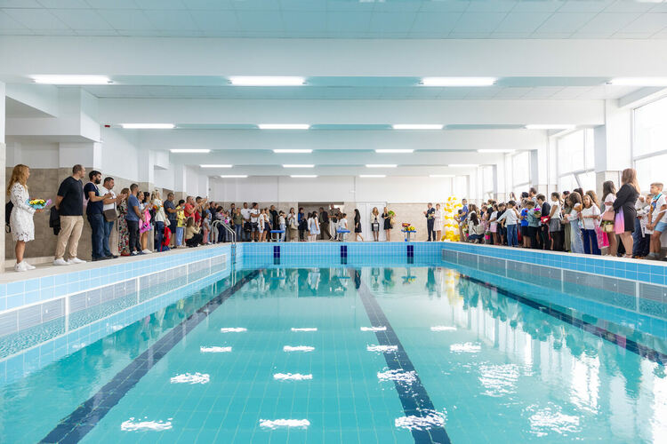 В първия учебен ден кметът на Община Перник Станислав Владимиров откри и ремонтирания плувен басейн в X ОУ „Алеко Константинов“ 