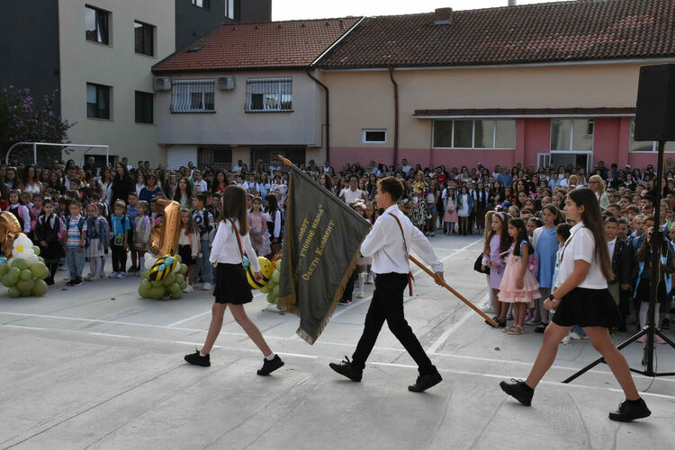 В ОУ „Св. Климент Охридски“ вместо букети дариха средства за деца в нужда